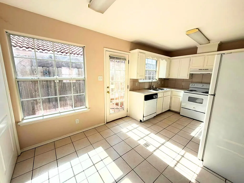 3 bed, 2.0 bath, 1092 sqft, $1,050 — Photo 2