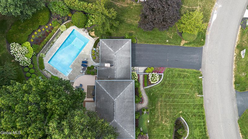3rd image of 17 Greyledge Drive
