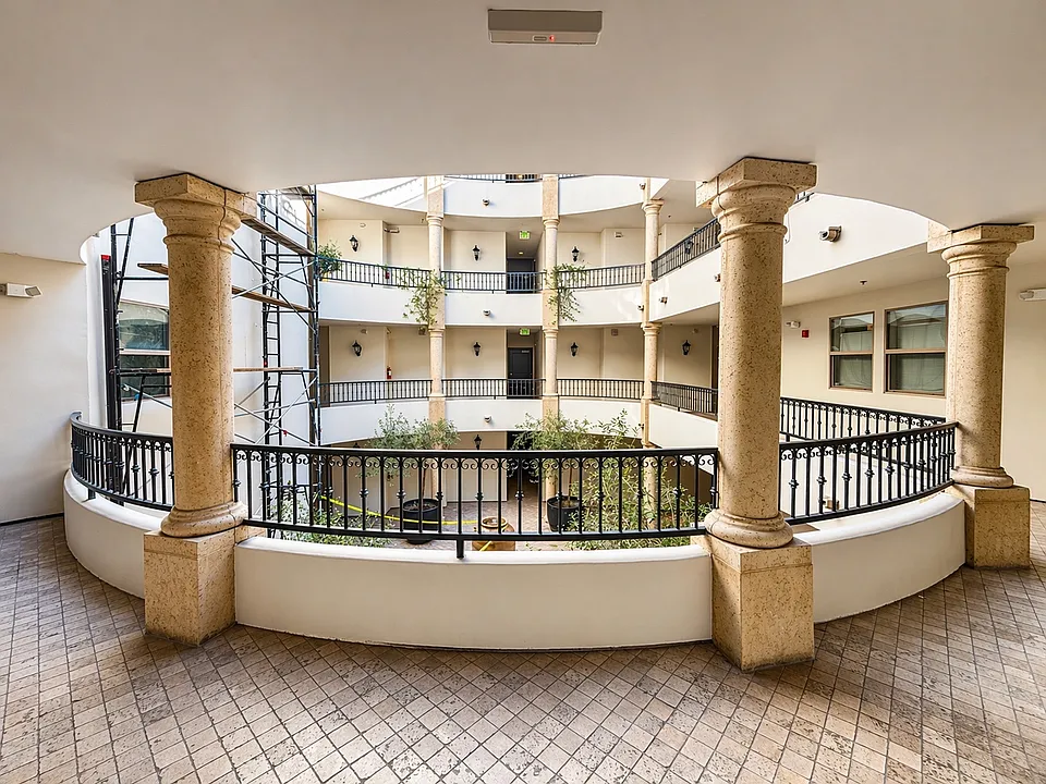 122 N Clark Dr #206