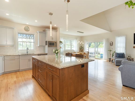 5th image of 2 Iris Court