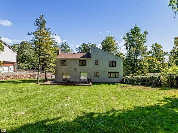 4th image of 12 Underwood Dr