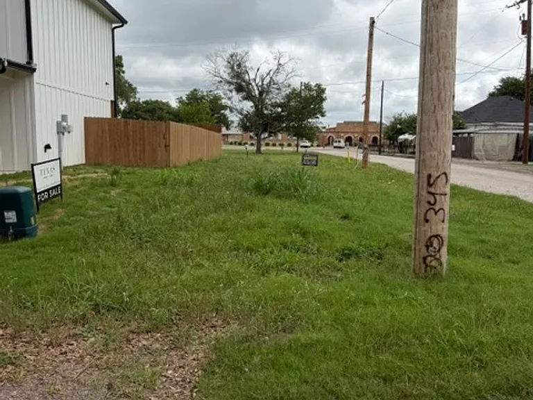 301 Live Oak St — Photo 1