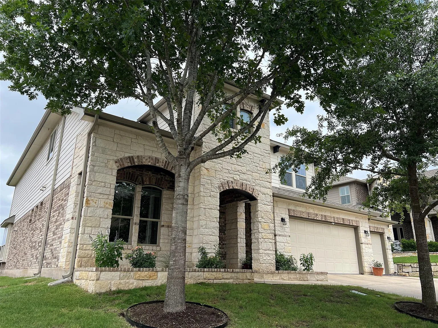 4 bed, 3.5 bath, 3163 sqft, $2,950 — Photo 1