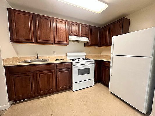 2nd image of 852 Hewitt Pl #1650