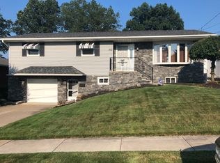 907 John Dr, Moosic, PA 18507