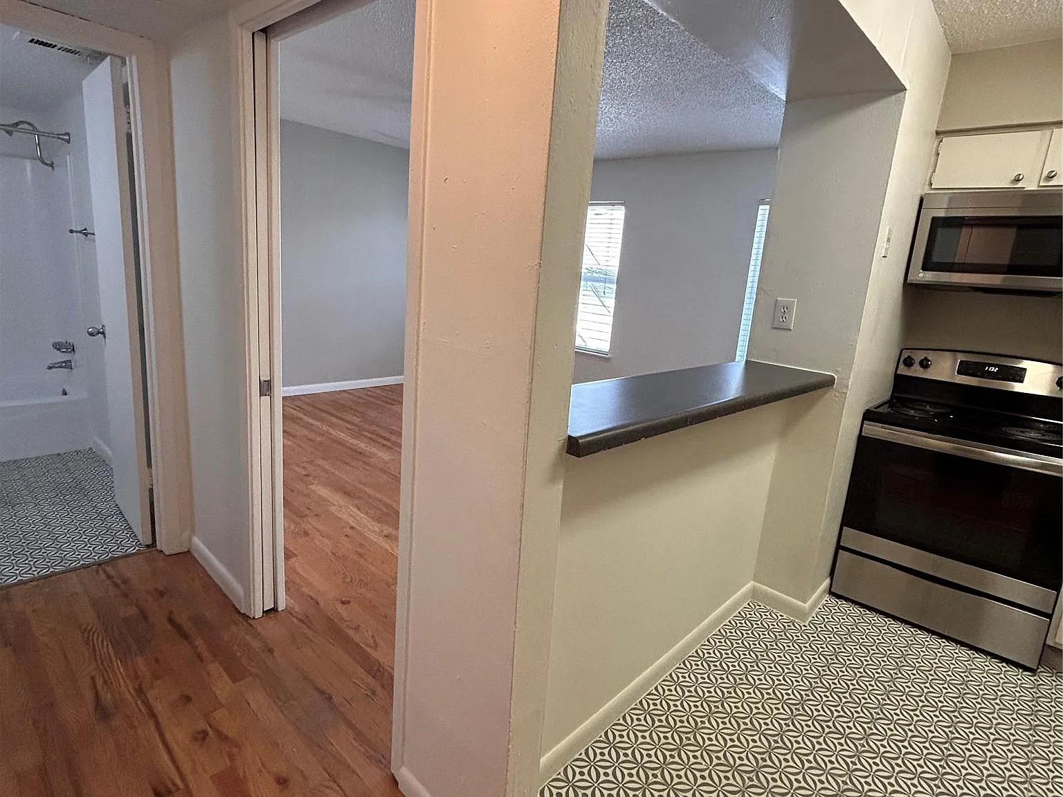 1 bed, 1.0 bath, 400 sqft, $1,075 — Photo 4