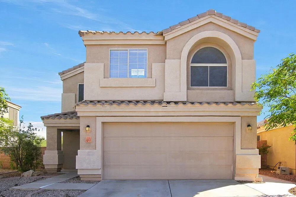 4 bed, 2.5 bath, 1949 sqft, $1,940 — Photo 1