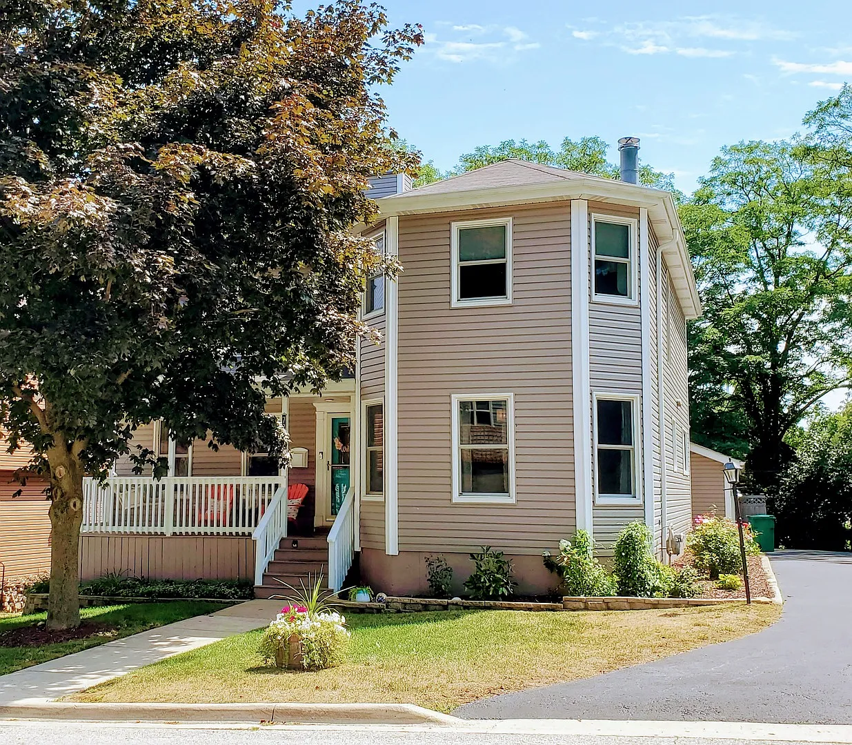725 East St photo 1