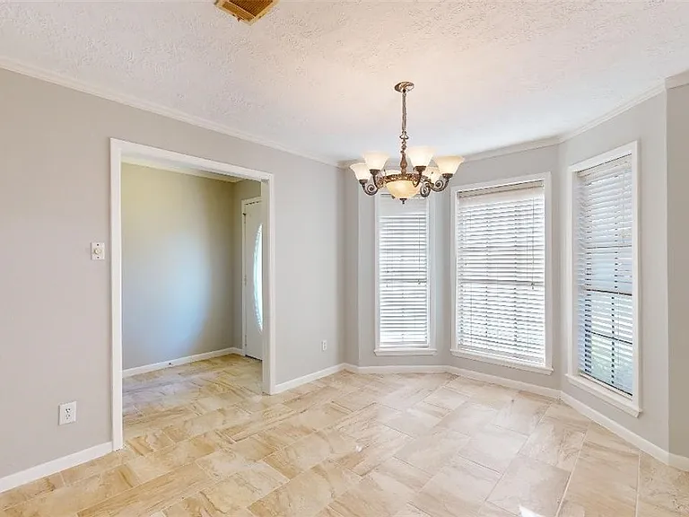3904 Windwood Cir — Photo 9