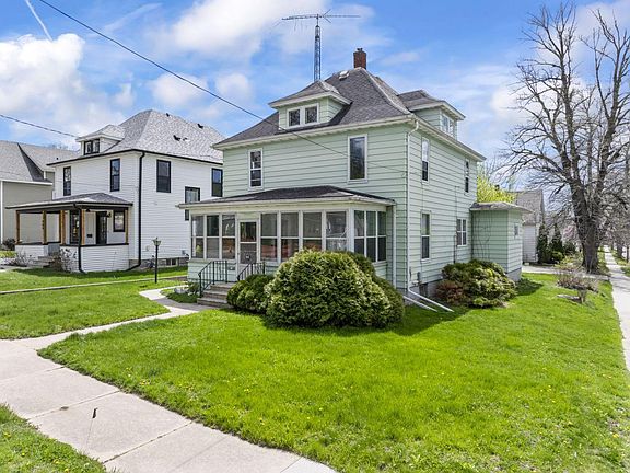 4th image of 904 1st St SE