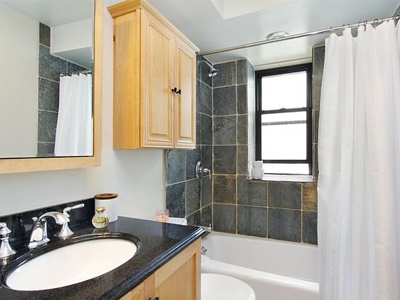 3rd image of 274 Saint Johns Pl APT 4C