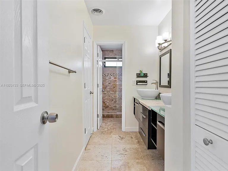 515 NE 38th St #10 — Photo 23