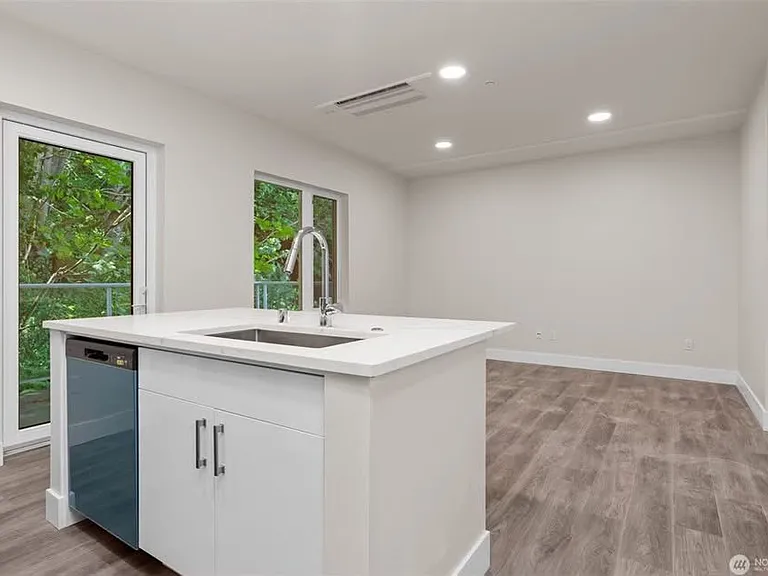17XX Harbor Ave SW #303 — Photo 9