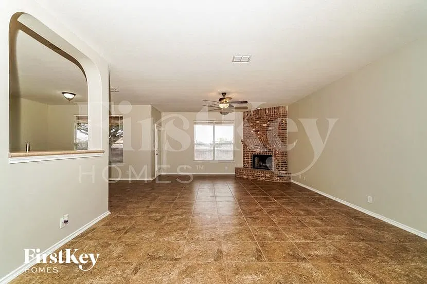 3 bed, 2.5 bath, 2427 sqft, $2,065 — Photo 4