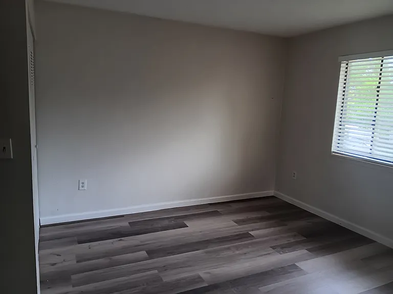 2541 S Myrtle Ave #D — Photo 26