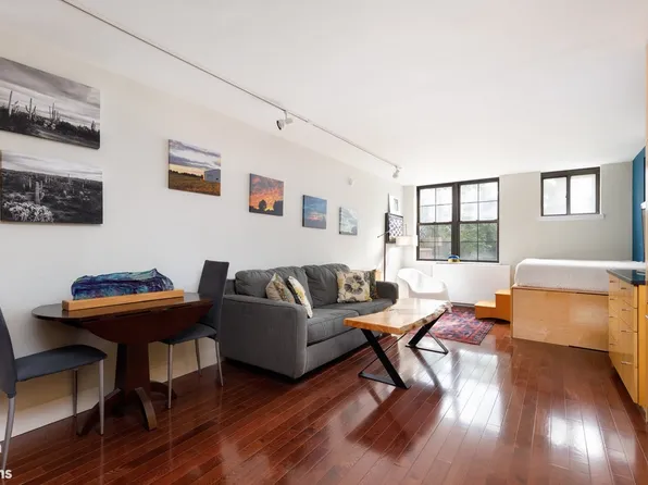 222 West 14th Street image 1 of 10