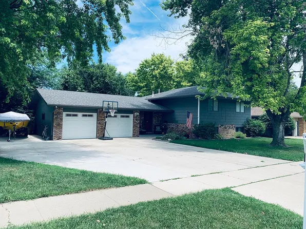 912 W 14th St, Yankton, SD 57078