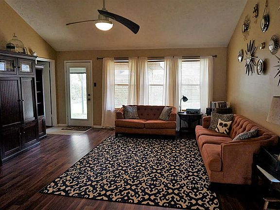 3rd image of 4911 Pleasant Plains Dr