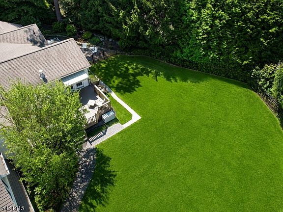 5th image of 2 Briarwood Dr