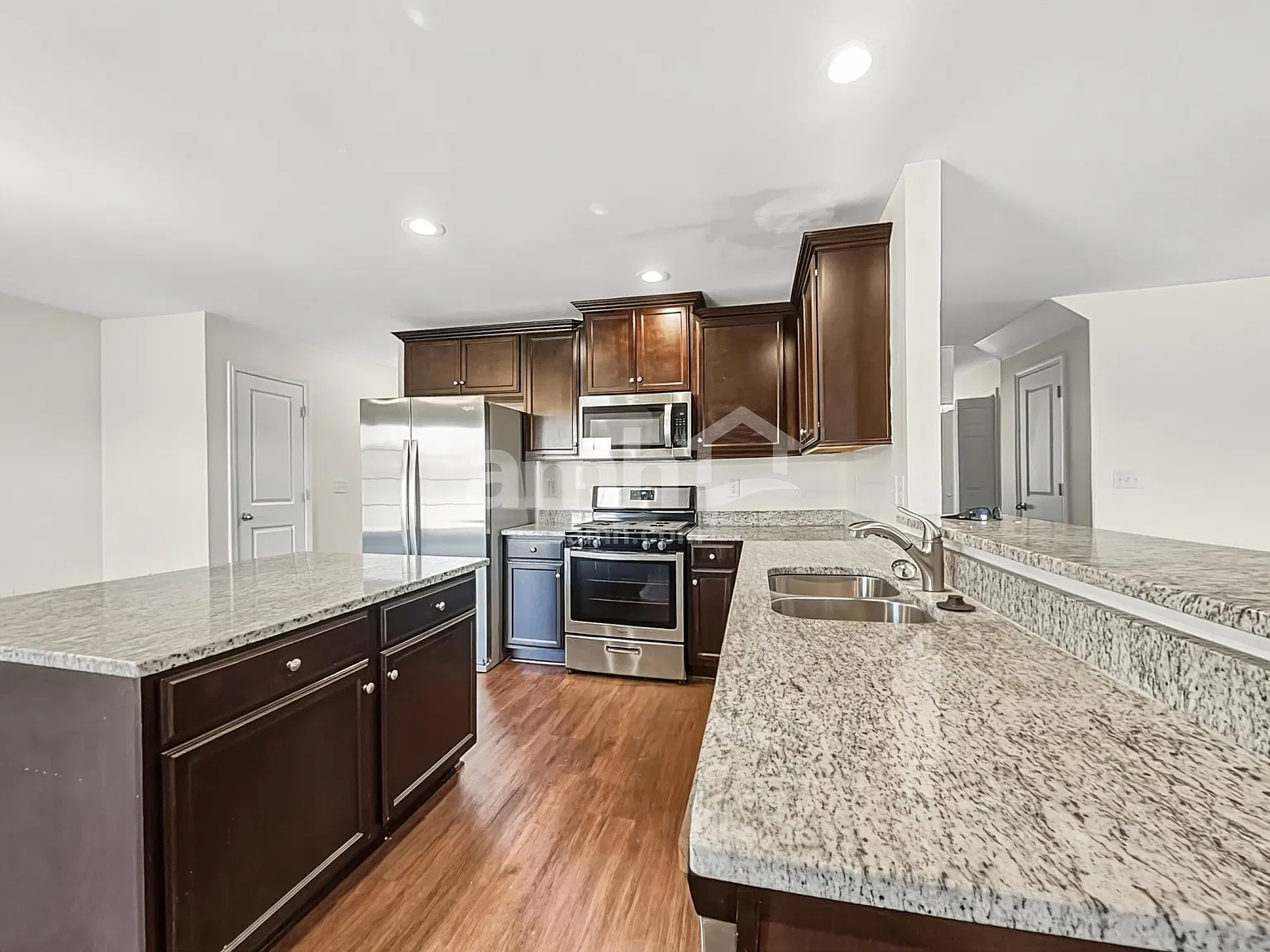 4 bed, 2.5 bath, 2748 sqft, $2,425 — Photo 4