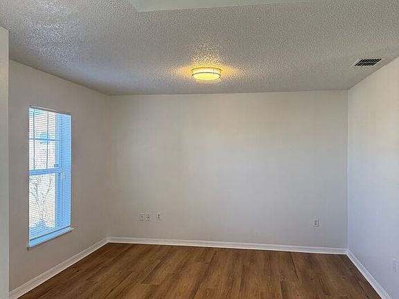 4th image of 1902 Huron Way