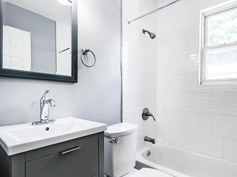 Main floor full bathroom.