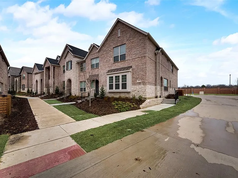 539 Cobblestone Ln — Photo 2