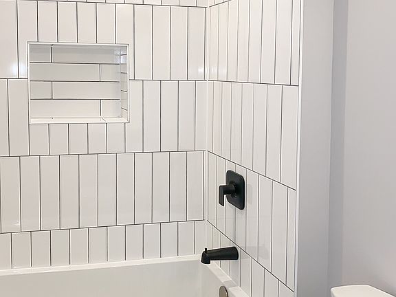 4th image of 1051 W Cornelia Ave #303
