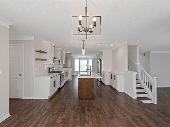 5th image of 532 Surrey Ln