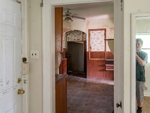 4th image of 4521 Oakwood Ave