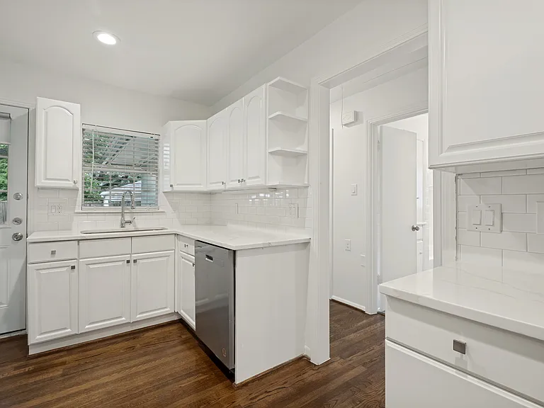 6323 Ravendale Ln — Photo 7