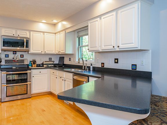 4th image of 303 Crest Hill Ave