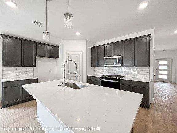 4th image of 10333 NW 26th St