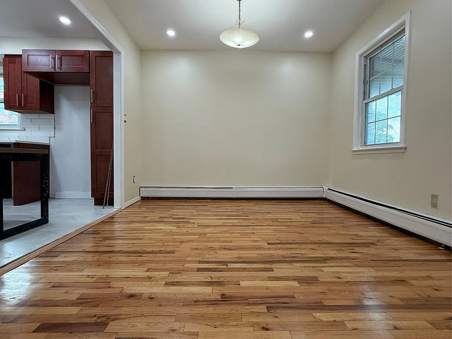 3 bed, 2.0 bath, 900 sqft, $3,300 — Photo 3