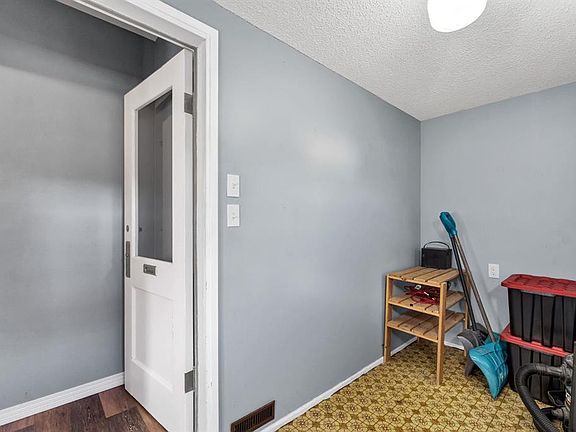 5th image of 922 S 4th St SE