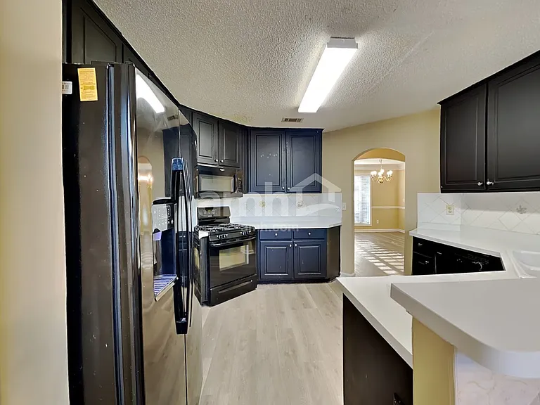 447 The Gables Dr — Photo 3