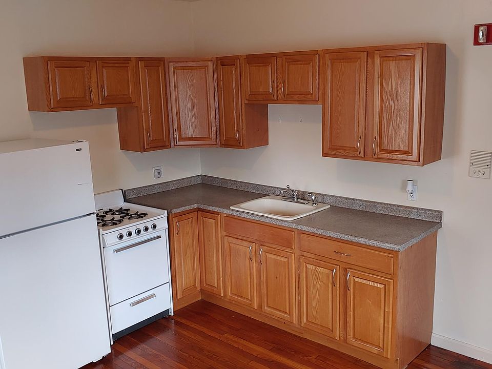 1st image of 320 Lonsdale Ave #1R