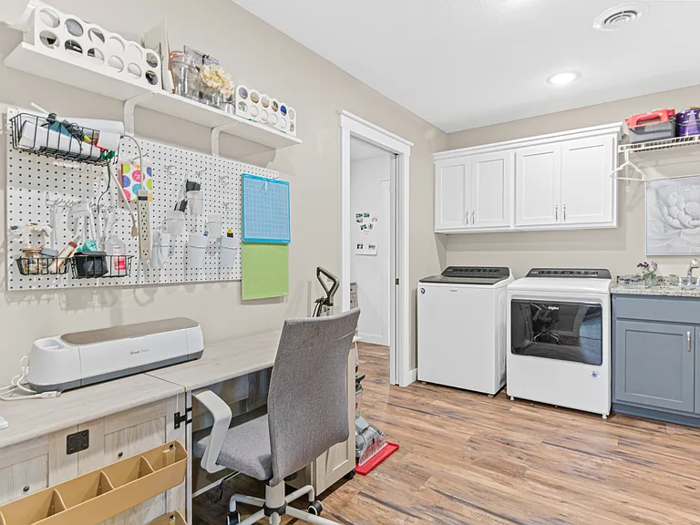 898 Brentwood Cir — Photo 15
