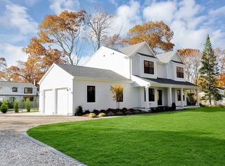 1 Roanoke Ct, Riverhead, NY 11901