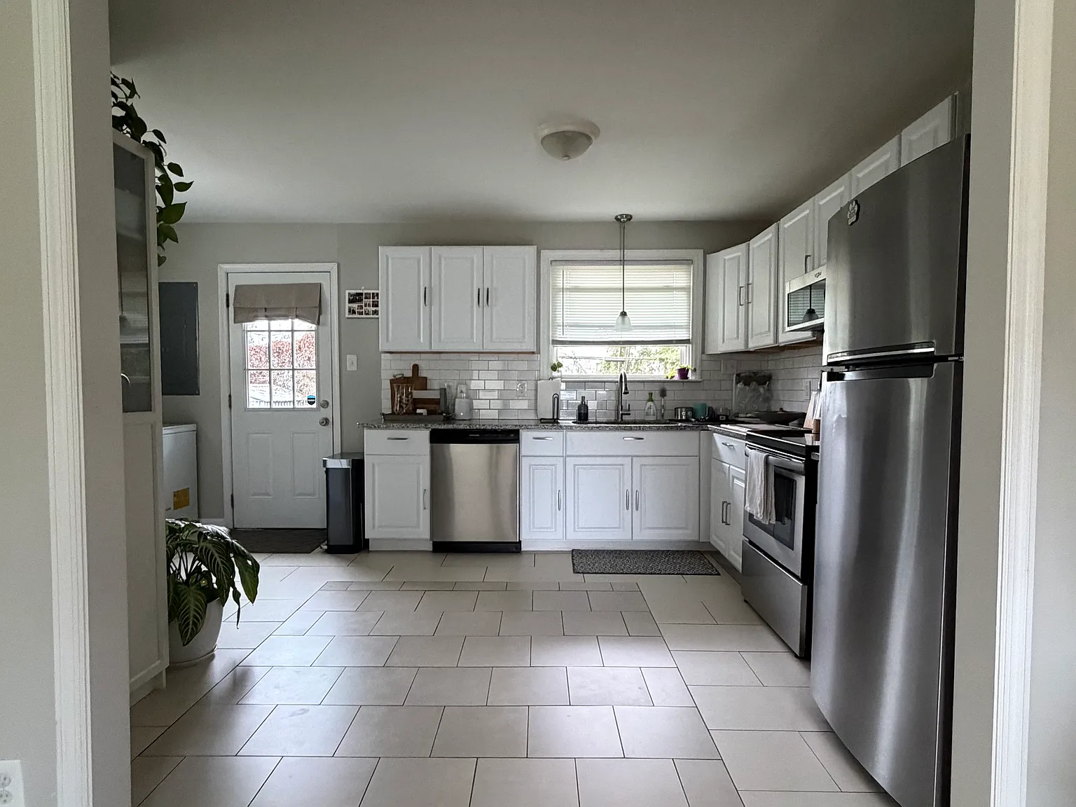 3 bed, 1000 sqft, $2,400 — Photo 3