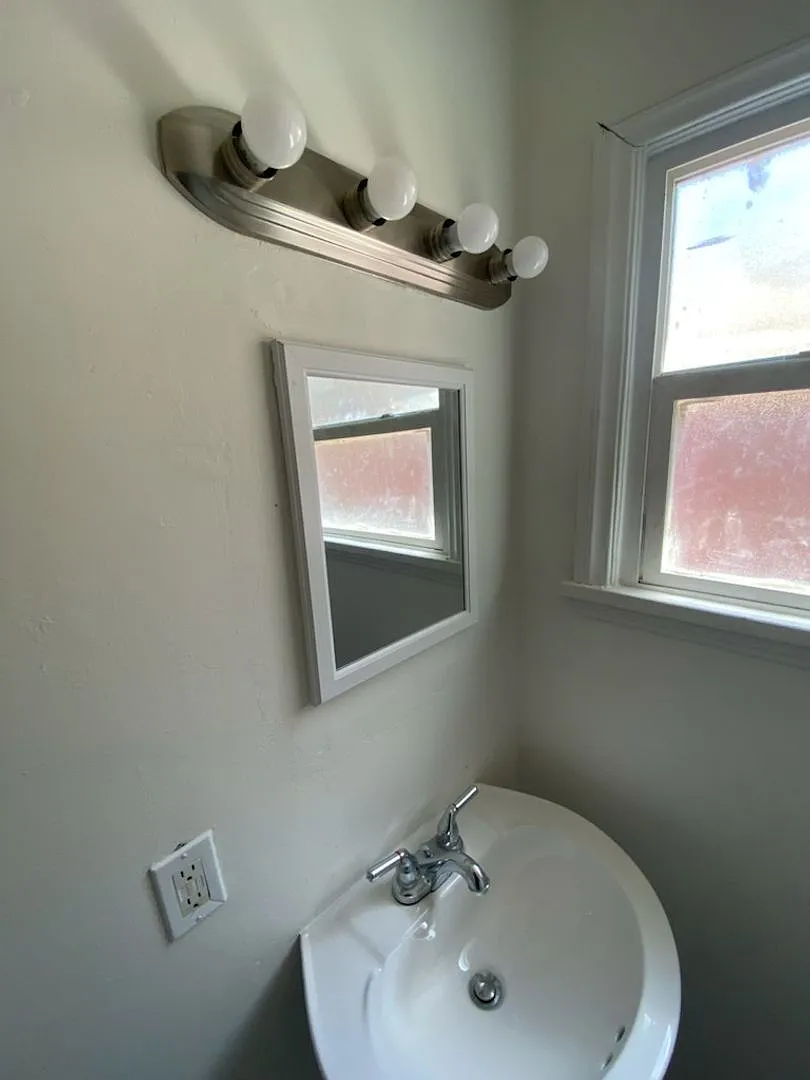 519 Warren St — Photo 4
