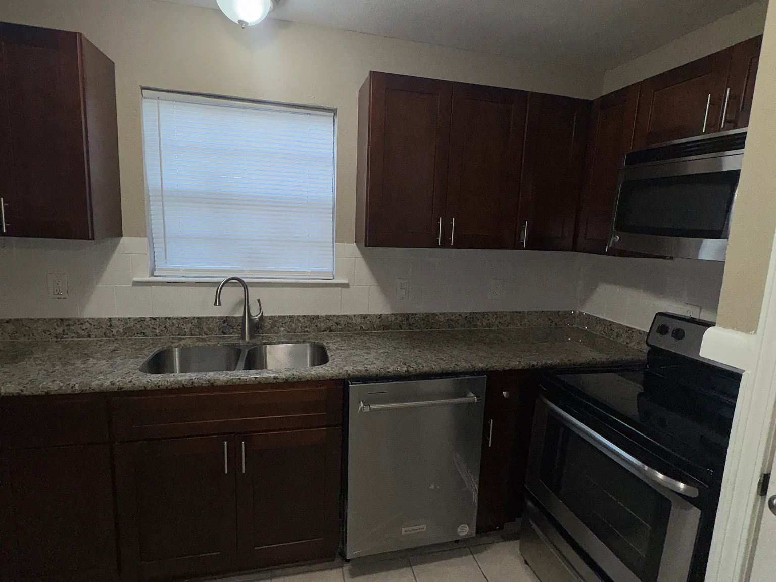 2 bed, 1.5 bath, 1100 sqft, $1,200 — Photo 3