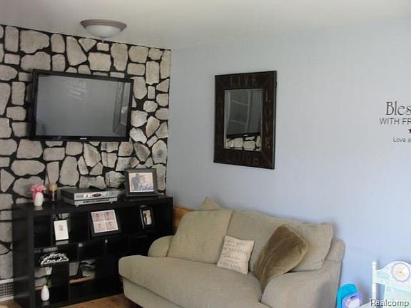 4th image of 31041 Hiveley St