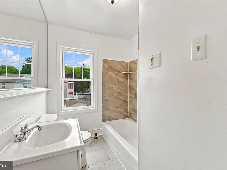 122 Wilson Ave — Photo 11