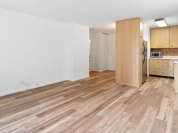 4th image of 220 Manhattan Ave APT 4A
