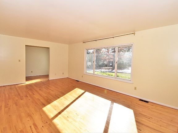 4th image of 1044 Carousel Ln