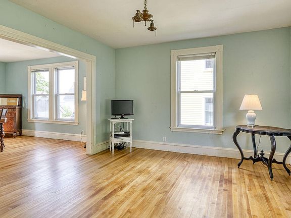 4th image of 8 Pleasant Street