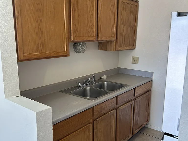 1315 W 5th St #4 — Photo 4
