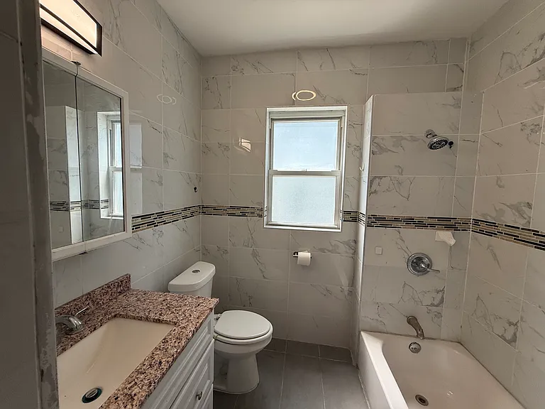 Bathroom - 1 window with built-in storage