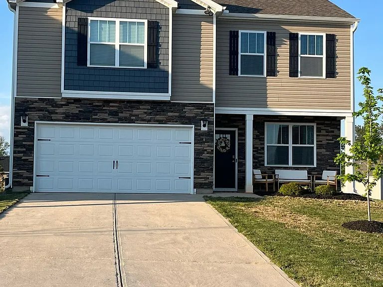 405 Arkwright Ln — Photo 1